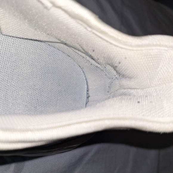 A pair of Seattle Kraken Chris athletic shoes in a EU 43 size 43, or US 9/9.5. - Picture 6 of 12